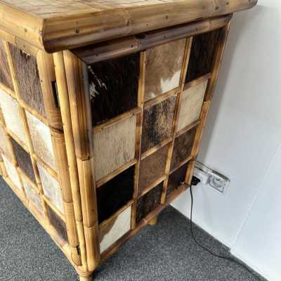 Mid-Century Modern Dry bar cabinet or buffet credenza in wood, bamboo, bamboo marquetry, doors decor with cow leather, glass shelf. Italian design attributed to the Dal Vera factory for the very typical marquetry top. Famous design like Mario Sabot, Maison Jansen, Hollywood Regency, Gio Ponti, Gianfranco Frattini, Cassina, Osvaldo Borsani, Joe Colombo, Vico Magistretti, Ico Luisa Parisi, Mario Bellini, Tito Agnoli, Afra Tobia Carlo Scarpa, Luciano Frigerio, Sporiti, Formanova , brass metal 1960s 1950s