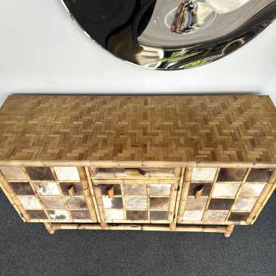 Mid-Century Modern Dry bar cabinet or buffet credenza in wood, bamboo, bamboo marquetry, doors decor with cow leather, glass shelf. Italian design attributed to the Dal Vera factory for the very typical marquetry top. Famous design like Mario Sabot, Maison Jansen, Hollywood Regency, Gio Ponti, Gianfranco Frattini, Cassina, Osvaldo Borsani, Joe Colombo, Vico Magistretti, Ico Luisa Parisi, Mario Bellini, Tito Agnoli, Afra Tobia Carlo Scarpa, Luciano Frigerio, Sporiti, Formanova , brass metal 1960s 1950s
