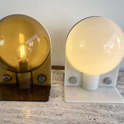 Mid-Century Modern Space Age pair of lucite plastic methacrylate table or bedside lamps, model Sirio by the Italian designer Brazzoni and Lampa for the editor Harvey Guzzini. Famous design like Reggiani, Sciolari, Francesco Buzzi Ceriani, Stilnovo, Angelo Brotto for Esperia, Aldo Carlo Nason for Mazzega, Venini, Vistosi, La Murrina, Toni Zuccheri, Fontana Arte, Artemide, Arteluce, Arredoluce, Luigi Caccia Dominioni. 1950s 1960s 1980s metal brass wood