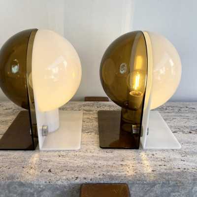 Mid-Century Modern Space Age pair of lucite plastic methacrylate table or bedside lamps, model Sirio by the Italian designer Brazzoni and Lampa for the editor Harvey Guzzini. Famous design like Reggiani, Sciolari, Francesco Buzzi Ceriani, Stilnovo, Angelo Brotto for Esperia, Aldo Carlo Nason for Mazzega, Venini, Vistosi, La Murrina, Toni Zuccheri, Fontana Arte, Artemide, Arteluce, Arredoluce, Luigi Caccia Dominioni. 1950s 1960s 1980s metal brass wood