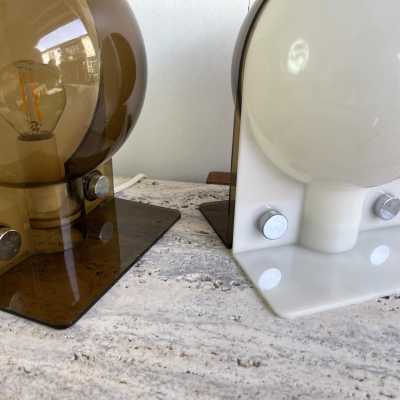 Mid-Century Modern Space Age pair of lucite plastic methacrylate table or bedside lamps, model Sirio by the Italian designer Brazzoni and Lampa for the editor Harvey Guzzini. Famous design like Reggiani, Sciolari, Francesco Buzzi Ceriani, Stilnovo, Angelo Brotto for Esperia, Aldo Carlo Nason for Mazzega, Venini, Vistosi, La Murrina, Toni Zuccheri, Fontana Arte, Artemide, Arteluce, Arredoluce, Luigi Caccia Dominioni. 1950s 1960s 1980s metal brass wood