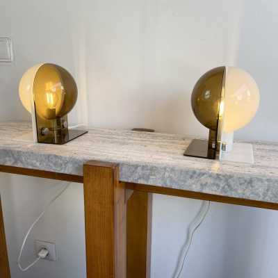 Mid-Century Modern Space Age pair of lucite plastic methacrylate table or bedside lamps, model Sirio by the Italian designer Brazzoni and Lampa for the editor Harvey Guzzini. Famous design like Reggiani, Sciolari, Francesco Buzzi Ceriani, Stilnovo, Angelo Brotto for Esperia, Aldo Carlo Nason for Mazzega, Venini, Vistosi, La Murrina, Toni Zuccheri, Fontana Arte, Artemide, Arteluce, Arredoluce, Luigi Caccia Dominioni. 1950s 1960s 1980s metal brass wood