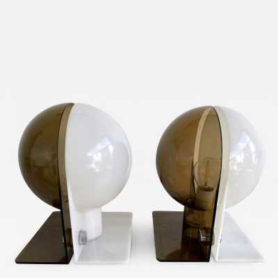 Mid-Century Modern Space Age pair of lucite plastic methacrylate table or bedside lamps, model Sirio by the Italian designer Brazzoni and Lampa for the editor Harvey Guzzini. Famous design like Reggiani, Sciolari, Francesco Buzzi Ceriani, Stilnovo, Angelo Brotto for Esperia, Aldo Carlo Nason for Mazzega, Venini, Vistosi, La Murrina, Toni Zuccheri, Fontana Arte, Artemide, Arteluce, Arredoluce, Luigi Caccia Dominioni. 1950s 1960s 1980s metal brass wood