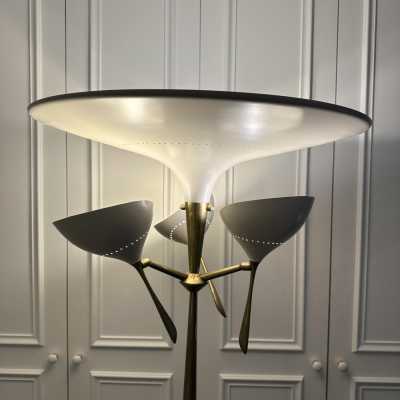 Very rare modernist floor lamp Mid-Century Modern late 40s beginning of 50s, lacquered metal and brass by the manufacture Lumen, design attributed to Angelo Lelii. Famous design like Stilnovo, Arteluce, Arredoluce, Angelo Brotto, Esperia. brass, wood, metal, 1960s, 1970s