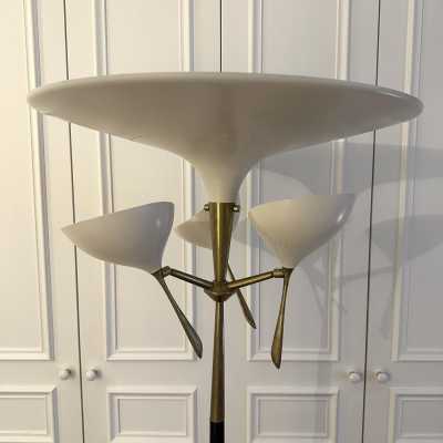 Very rare modernist floor lamp Mid-Century Modern late 40s beginning of 50s, lacquered metal and brass by the manufacture Lumen, design attributed to Angelo Lelii. Famous design like Stilnovo, Arteluce, Arredoluce, Angelo Brotto, Esperia. brass, wood, metal, 1960s, 1970s