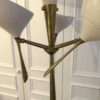 Very rare modernist floor lamp Mid-Century Modern late 40s beginning of 50s, lacquered metal and brass by the manufacture Lumen, design attributed to Angelo Lelii. Famous design like Stilnovo, Arteluce, Arredoluce, Angelo Brotto, Esperia. brass, wood, metal, 1960s, 1970s