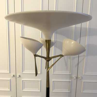 Very rare modernist floor lamp Mid-Century Modern late 40s beginning of 50s, lacquered metal and brass by the manufacture Lumen, design attributed to Angelo Lelii. Famous design like Stilnovo, Arteluce, Arredoluce, Angelo Brotto, Esperia. brass, wood, metal, 1960s, 1970s