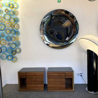 Mid-Century Modern Pair of wood wave handles, brass and mirror large bedside tables nightstands or side end tables. In the mood of Gio Ponti, Gianfranco Frattini, Cassina, Osvaldo Borsani, Joe Colombo, Vico Magistretti, Luisa Parisi, Mario Bellini, Tito Agnoli, Afra Tobia Scarpa, Luciano Frigerio, Sporiti, Marco Zanuso, Giulio Moscatelli, Formanova, Renato Zevi, Romeo Rega, Maison Jansen, Mario Sabot, Galerie Maison et Jardin, Dal Vera, Angelo Mangiarotti. nightstands end side low 1960s 1950s metal brass
