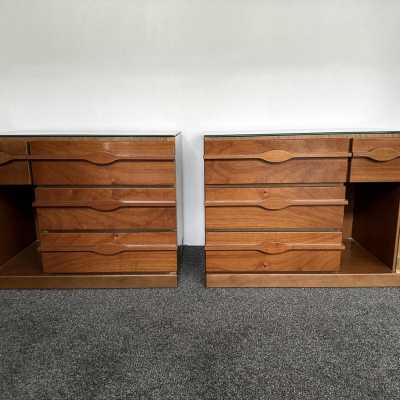 Mid-Century Modern Pair of wood wave handles, brass and mirror large bedside tables nightstands or side end tables. In the mood of Gio Ponti, Gianfranco Frattini, Cassina, Osvaldo Borsani, Joe Colombo, Vico Magistretti, Luisa Parisi, Mario Bellini, Tito Agnoli, Afra Tobia Scarpa, Luciano Frigerio, Sporiti, Marco Zanuso, Giulio Moscatelli, Formanova, Renato Zevi, Romeo Rega, Maison Jansen, Mario Sabot, Galerie Maison et Jardin, Dal Vera, Angelo Mangiarotti. nightstands end side low 1960s 1950s metal brass
