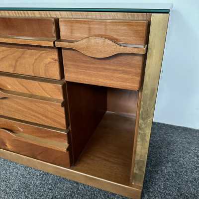 Mid-Century Modern Pair of wood wave handles, brass and mirror large bedside tables nightstands or side end tables. In the mood of Gio Ponti, Gianfranco Frattini, Cassina, Osvaldo Borsani, Joe Colombo, Vico Magistretti, Luisa Parisi, Mario Bellini, Tito Agnoli, Afra Tobia Scarpa, Luciano Frigerio, Sporiti, Marco Zanuso, Giulio Moscatelli, Formanova, Renato Zevi, Romeo Rega, Maison Jansen, Mario Sabot, Galerie Maison et Jardin, Dal Vera, Angelo Mangiarotti. nightstands end side low 1960s 1950s metal brass