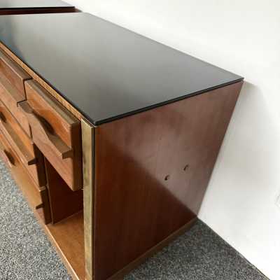 Mid-Century Modern Pair of wood wave handles, brass and mirror large bedside tables nightstands or side end tables. In the mood of Gio Ponti, Gianfranco Frattini, Cassina, Osvaldo Borsani, Joe Colombo, Vico Magistretti, Luisa Parisi, Mario Bellini, Tito Agnoli, Afra Tobia Scarpa, Luciano Frigerio, Sporiti, Marco Zanuso, Giulio Moscatelli, Formanova, Renato Zevi, Romeo Rega, Maison Jansen, Mario Sabot, Galerie Maison et Jardin, Dal Vera, Angelo Mangiarotti. nightstands end side low 1960s 1950s metal brass