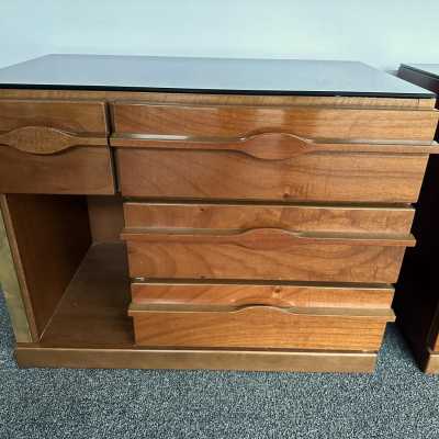 Mid-Century Modern Pair of wood wave handles, brass and mirror large bedside tables nightstands or side end tables. In the mood of Gio Ponti, Gianfranco Frattini, Cassina, Osvaldo Borsani, Joe Colombo, Vico Magistretti, Luisa Parisi, Mario Bellini, Tito Agnoli, Afra Tobia Scarpa, Luciano Frigerio, Sporiti, Marco Zanuso, Giulio Moscatelli, Formanova, Renato Zevi, Romeo Rega, Maison Jansen, Mario Sabot, Galerie Maison et Jardin, Dal Vera, Angelo Mangiarotti. nightstands end side low 1960s 1950s metal brass