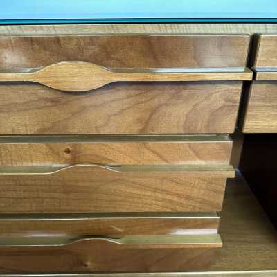 Mid-Century Modern Pair of wood wave handles, brass and mirror large bedside tables nightstands or side end tables. In the mood of Gio Ponti, Gianfranco Frattini, Cassina, Osvaldo Borsani, Joe Colombo, Vico Magistretti, Luisa Parisi, Mario Bellini, Tito Agnoli, Afra Tobia Scarpa, Luciano Frigerio, Sporiti, Marco Zanuso, Giulio Moscatelli, Formanova, Renato Zevi, Romeo Rega, Maison Jansen, Mario Sabot, Galerie Maison et Jardin, Dal Vera, Angelo Mangiarotti. nightstands end side low 1960s 1950s metal brass