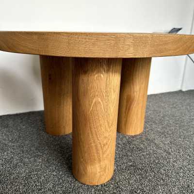 Mid-Century Modern Brutalist pair of or set of 2 side end low coffee cocktail bedside tables or gueridon in massive Elm wood. Design in the mood of Alexandre Noll, Pierre Chapo, Charlotte Perriand, Le Corbusier Pierre Jeanneret, Jean Prouvé, George Nakashima. brass metal 1970s 1950s
