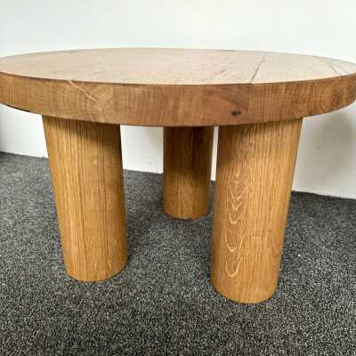 Mid-Century Modern Brutalist pair of or set of 2 side end low coffee cocktail bedside tables or gueridon in massive Elm wood. Design in the mood of Alexandre Noll, Pierre Chapo, Charlotte Perriand, Le Corbusier Pierre Jeanneret, Jean Prouvé, George Nakashima. brass metal 1970s 1950s