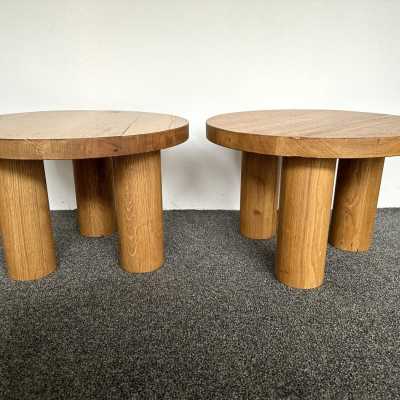Mid-Century Modern Brutalist pair of or set of 2 side end low coffee cocktail bedside tables or gueridon in massive Elm wood. Design in the mood of Alexandre Noll, Pierre Chapo, Charlotte Perriand, Le Corbusier Pierre Jeanneret, Jean Prouvé, George Nakashima. brass metal 1970s 1950s