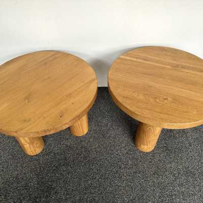 Mid-Century Modern Brutalist pair of or set of 2 side end low coffee cocktail bedside tables or gueridon in massive Elm wood. Design in the mood of Alexandre Noll, Pierre Chapo, Charlotte Perriand, Le Corbusier Pierre Jeanneret, Jean Prouvé, George Nakashima. brass metal 1970s 1950s