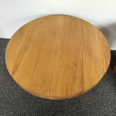 Mid-Century Modern Brutalist pair of or set of 2 side end low coffee cocktail bedside tables or gueridon in massive Elm wood. Design in the mood of Alexandre Noll, Pierre Chapo, Charlotte Perriand, Le Corbusier Pierre Jeanneret, Jean Prouvé, George Nakashima. brass metal 1970s 1950s