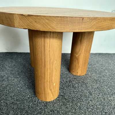 Mid-Century Modern Brutalist pair of or set of 2 side end low coffee cocktail bedside tables or gueridon in massive Elm wood. Design in the mood of Alexandre Noll, Pierre Chapo, Charlotte Perriand, Le Corbusier Pierre Jeanneret, Jean Prouvé, George Nakashima. brass metal 1970s 1950s