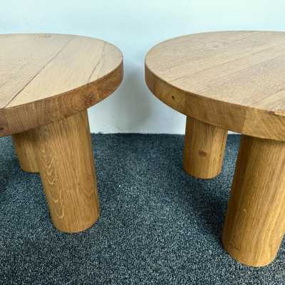 Mid-Century Modern Brutalist pair of or set of 2 side end low coffee cocktail bedside tables or gueridon in massive Elm wood. Design in the mood of Alexandre Noll, Pierre Chapo, Charlotte Perriand, Le Corbusier Pierre Jeanneret, Jean Prouvé, George Nakashima. brass metal 1970s 1950s