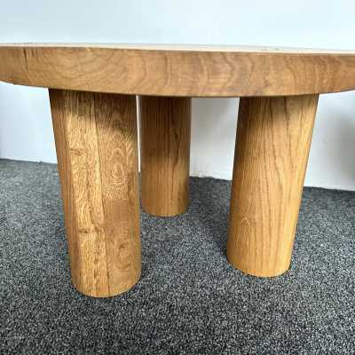 Mid-Century Modern Brutalist pair of or set of 2 side end low coffee cocktail bedside tables or gueridon in massive Elm wood. Design in the mood of Alexandre Noll, Pierre Chapo, Charlotte Perriand, Le Corbusier Pierre Jeanneret, Jean Prouvé, George Nakashima. brass metal 1970s 1950s