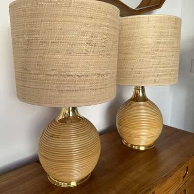 Mid-Century Modern pair of rattan wicker and brass table or bedside lamps. In the mood of Arpex International, Mario Lopez Torres, Gabriela Crespi, Galerie Maison & Jardin, Jansen, Dal Vera, Vivai Del Sud, Hollywood Regency