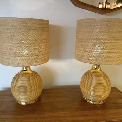 Mid-Century Modern pair of rattan wicker and brass table or bedside lamps. In the mood of Arpex International, Mario Lopez Torres, Gabriela Crespi, Galerie Maison & Jardin, Jansen, Dal Vera, Vivai Del Sud, Hollywood Regency