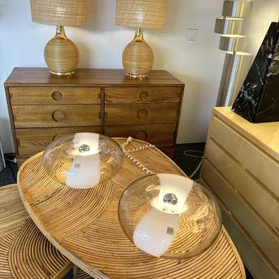 Mid-Century Modern pair of rattan wicker and brass table or bedside lamps. In the mood of Arpex International, Mario Lopez Torres, Gabriela Crespi, Galerie Maison & Jardin, Jansen, Dal Vera, Vivai Del Sud, Hollywood Regency