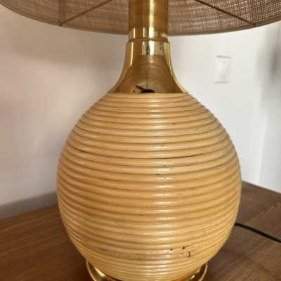 Mid-Century Modern pair of rattan wicker and brass table or bedside lamps. In the mood of Arpex International, Mario Lopez Torres, Gabriela Crespi, Galerie Maison & Jardin, Jansen, Dal Vera, Vivai Del Sud, Hollywood Regency
