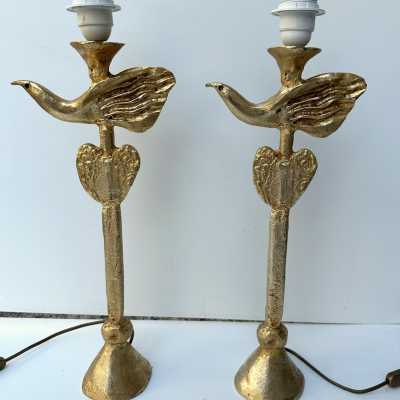 pair of table or bedside bird and heart lamps in gilt gilding metal, bronze style by Pierre Casenove for Fondica. Sign Casenove and stamp Fondica on the base. Famous artist who have worked for the manufacture like Mathias, Stéphane Galerneau, Nicolas Dewael. In the style of Garouste et Bonetti, Giacometti, Maison Jansen, Baguès, Charles, Hollywood Regency, Mid-Century Modern, 1960s 1950s 1970s 1990s, brass, gilt bronze style, metal
