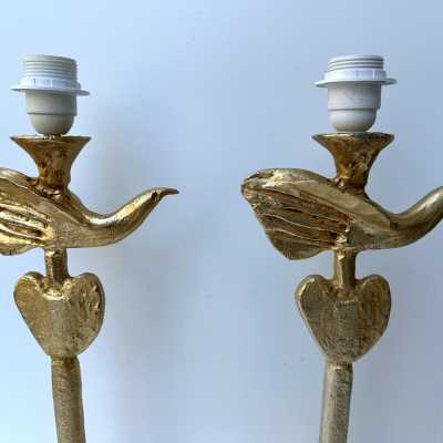 pair of table or bedside bird and heart lamps in gilt gilding metal, bronze style by Pierre Casenove for Fondica. Sign Casenove and stamp Fondica on the base. Famous artist who have worked for the manufacture like Mathias, Stéphane Galerneau, Nicolas Dewael. In the style of Garouste et Bonetti, Giacometti, Maison Jansen, Baguès, Charles, Hollywood Regency, Mid-Century Modern, 1960s 1950s 1970s 1990s, brass, gilt bronze style, metal