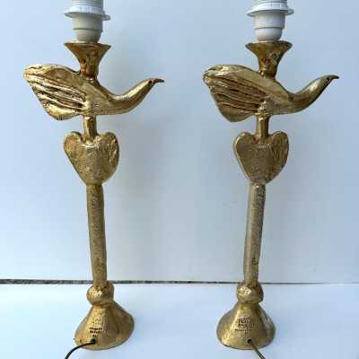 pair of table or bedside bird and heart lamps in gilt gilding metal, bronze style by Pierre Casenove for Fondica. Sign Casenove and stamp Fondica on the base. Famous artist who have worked for the manufacture like Mathias, Stéphane Galerneau, Nicolas Dewael. In the style of Garouste et Bonetti, Giacometti, Maison Jansen, Baguès, Charles, Hollywood Regency, Mid-Century Modern, 1960s 1950s 1970s 1990s, brass, gilt bronze style, metal