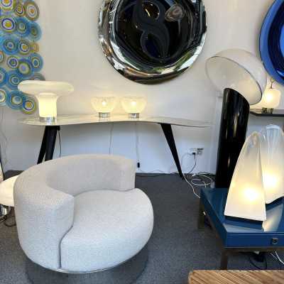 Pair of table or bedside lamps in metal chrome, white and clear stripe blown Murano glass by the Italian designer editor VeArt. Famous design like Mazzega, Venini, Vistosi, Veronese, La Murrina, Aldo Carlo Nason, Stilnovo, Joe Colombo, Arteluce, Arredoluce, Lumi, Luci, Rggiani, Sciolari, Werner Pantone, Raak, Angelo Brotto, Esperia, Francesco Bocola, Enrico Tronconi , Mario Bellini, Harvey Guzzini, Luigi Massoni, Martinelli, Pierre Cardin,. Mid-Century modern space age brass wood 1960s 1950s 1980s