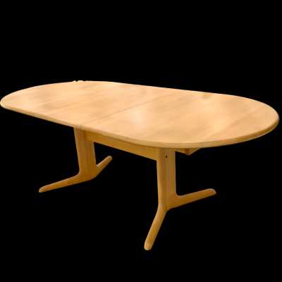 Extendable dining room table