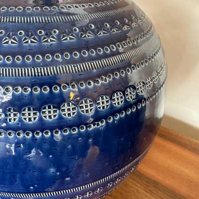 Paire de lampes de table ou de chevet modernes du milieu du siècle en terre cuite émaillée bleue décor Rimini, détail en laiton de la manufacture italienne Bitossi. Dans l'ambiance des années 1950 Pompeo Pianezzola, Claudio Pulli, Roger Capron, Borderie, Les Frères Cloutier, Mado Jolain, Les 2 Potiers, Georges Jouves, Ruelland, Les Argonautes, Mithe Espelt.