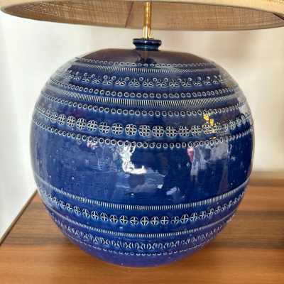 Paire de lampes de table ou de chevet modernes du milieu du siècle en terre cuite émaillée bleue décor Rimini, détail en laiton de la manufacture italienne Bitossi. Dans l'ambiance des années 1950 Pompeo Pianezzola, Claudio Pulli, Roger Capron, Borderie, Les Frères Cloutier, Mado Jolain, Les 2 Potiers, Georges Jouves, Ruelland, Les Argonautes, Mithe Espelt.