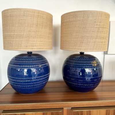 Paire de lampes de table ou de chevet modernes du milieu du siècle en terre cuite émaillée bleue décor Rimini, détail en laiton de la manufacture italienne Bitossi. Dans l'ambiance des années 1950 Pompeo Pianezzola, Claudio Pulli, Roger Capron, Borderie, Les Frères Cloutier, Mado Jolain, Les 2 Potiers, Georges Jouves, Ruelland, Les Argonautes, Mithe Espelt.