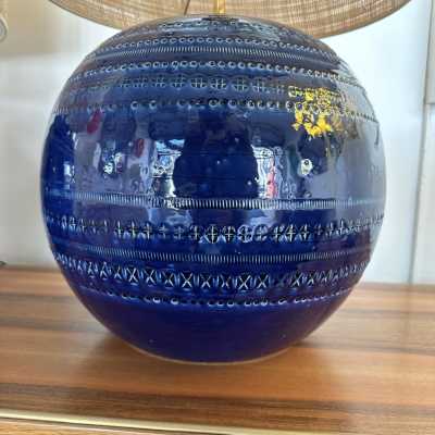 Paire de lampes de table ou de chevet modernes du milieu du siècle en terre cuite émaillée bleue décor Rimini, détail en laiton de la manufacture italienne Bitossi. Dans l'ambiance des années 1950 Pompeo Pianezzola, Claudio Pulli, Roger Capron, Borderie, Les Frères Cloutier, Mado Jolain, Les 2 Potiers, Georges Jouves, Ruelland, Les Argonautes, Mithe Espelt.