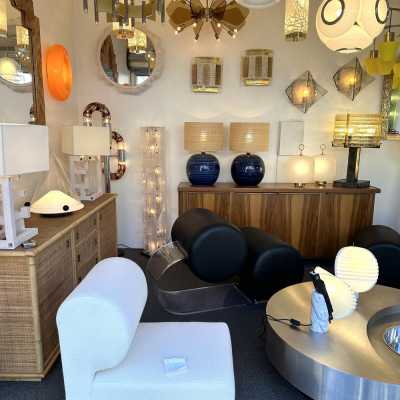 Paire de lampes de table ou de chevet modernes du milieu du siècle en terre cuite émaillée bleue décor Rimini, détail en laiton de la manufacture italienne Bitossi. Dans l'ambiance des années 1950 Pompeo Pianezzola, Claudio Pulli, Roger Capron, Borderie, Les Frères Cloutier, Mado Jolain, Les 2 Potiers, Georges Jouves, Ruelland, Les Argonautes, Mithe Espelt.