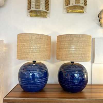 Paire de lampes de table ou de chevet modernes du milieu du siècle en terre cuite émaillée bleue décor Rimini, détail en laiton de la manufacture italienne Bitossi. Dans l'ambiance des années 1950 Pompeo Pianezzola, Claudio Pulli, Roger Capron, Borderie, Les Frères Cloutier, Mado Jolain, Les 2 Potiers, Georges Jouves, Ruelland, Les Argonautes, Mithe Espelt.