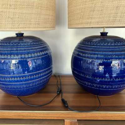 Paire de lampes de table ou de chevet modernes du milieu du siècle en terre cuite émaillée bleue décor Rimini, détail en laiton de la manufacture italienne Bitossi. Dans l'ambiance des années 1950 Pompeo Pianezzola, Claudio Pulli, Roger Capron, Borderie, Les Frères Cloutier, Mado Jolain, Les 2 Potiers, Georges Jouves, Ruelland, Les Argonautes, Mithe Espelt.