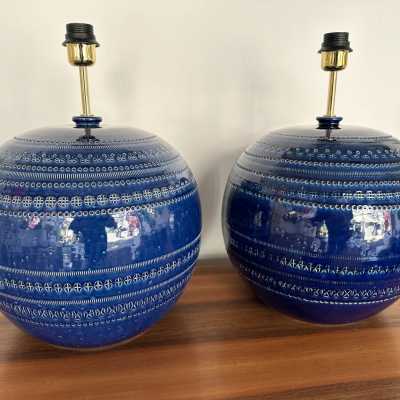 Paire de lampes de table ou de chevet modernes du milieu du siècle en terre cuite émaillée bleue décor Rimini, détail en laiton de la manufacture italienne Bitossi. Dans l'ambiance des années 1950 Pompeo Pianezzola, Claudio Pulli, Roger Capron, Borderie, Les Frères Cloutier, Mado Jolain, Les 2 Potiers, Georges Jouves, Ruelland, Les Argonautes, Mithe Espelt.
