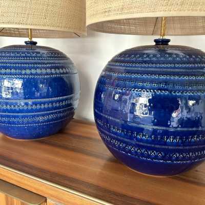 Paire de lampes de table ou de chevet modernes du milieu du siècle en terre cuite émaillée bleue décor Rimini, détail en laiton de la manufacture italienne Bitossi. Dans l'ambiance des années 1950 Pompeo Pianezzola, Claudio Pulli, Roger Capron, Borderie, Les Frères Cloutier, Mado Jolain, Les 2 Potiers, Georges Jouves, Ruelland, Les Argonautes, Mithe Espelt.