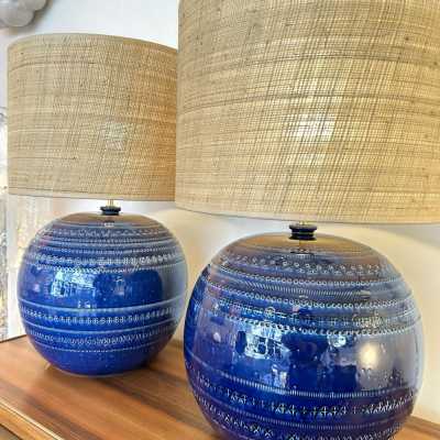 Paire de lampes de table ou de chevet modernes du milieu du siècle en terre cuite émaillée bleue décor Rimini, détail en laiton de la manufacture italienne Bitossi. Dans l'ambiance des années 1950 Pompeo Pianezzola, Claudio Pulli, Roger Capron, Borderie, Les Frères Cloutier, Mado Jolain, Les 2 Potiers, Georges Jouves, Ruelland, Les Argonautes, Mithe Espelt.