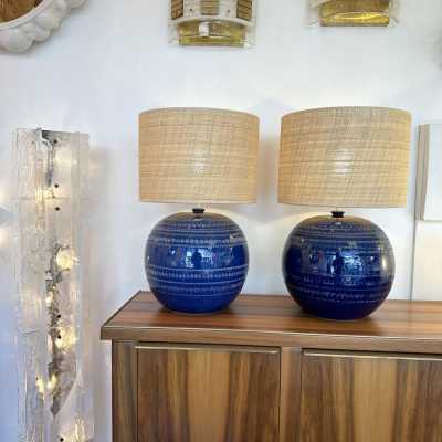 Paire de lampes de table ou de chevet modernes du milieu du siècle en terre cuite émaillée bleue décor Rimini, détail en laiton de la manufacture italienne Bitossi. Dans l'ambiance des années 1950 Pompeo Pianezzola, Claudio Pulli, Roger Capron, Borderie, Les Frères Cloutier, Mado Jolain, Les 2 Potiers, Georges Jouves, Ruelland, Les Argonautes, Mithe Espelt.
