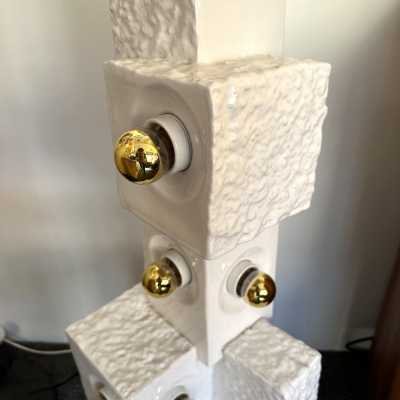 Lampadaire ou grande lampe de table sculpture en terre cuite céramique de l'artiste allemande Traudl Brunnquell. Fonctionne avec des ampoules E26/27 standard. Les ampoules à culot doré de 240 volts ne sont pas incluses aux États-Unis ; elles sont nécessaires en 110 volts. Des créations célèbres comme Roger Capron, Jacques Pouchain, Borderie, Les Frères Cloutier, Mado Jolain, Les 2 Potiers, Georges Jouves et Ruelland.