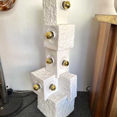 Lampadaire ou grande lampe de table sculpture en terre cuite céramique de l'artiste allemande Traudl Brunnquell. Fonctionne avec des ampoules E26/27 standard. Les ampoules à culot doré de 240 volts ne sont pas incluses aux États-Unis ; elles sont nécessaires en 110 volts. Des créations célèbres comme Roger Capron, Jacques Pouchain, Borderie, Les Frères Cloutier, Mado Jolain, Les 2 Potiers, Georges Jouves et Ruelland.