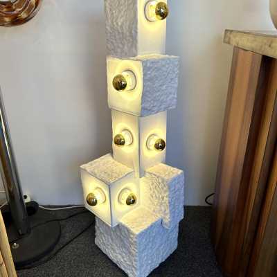 Lampadaire ou grande lampe de table sculpture en terre cuite céramique de l'artiste allemande Traudl Brunnquell. Fonctionne avec des ampoules E26/27 standard. Les ampoules à culot doré de 240 volts ne sont pas incluses aux États-Unis ; elles sont nécessaires en 110 volts. Des créations célèbres comme Roger Capron, Jacques Pouchain, Borderie, Les Frères Cloutier, Mado Jolain, Les 2 Potiers, Georges Jouves et Ruelland.