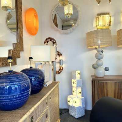 Lampadaire ou grande lampe de table sculpture en terre cuite céramique de l'artiste allemande Traudl Brunnquell. Fonctionne avec des ampoules E26/27 standard. Les ampoules à culot doré de 240 volts ne sont pas incluses aux États-Unis ; elles sont nécessaires en 110 volts. Des créations célèbres comme Roger Capron, Jacques Pouchain, Borderie, Les Frères Cloutier, Mado Jolain, Les 2 Potiers, Georges Jouves et Ruelland.