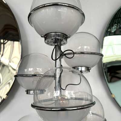 Rare, tall, Space Age-style floor lamp from the Italian manufacturer Candle, made of chrome-plated metal and white smoked glass globes. Renowned manufacturers include Fontana Arte, Sarfatti, Artemide, Arredoluce, Sciolari, Reggiani, Arlus, Stilnovo, Angelo Lelii Esperia, and Hollywood Regency.